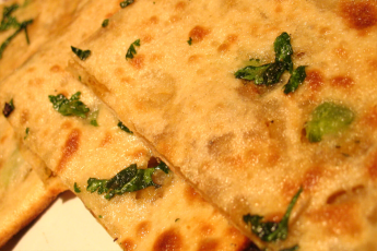 Paneer parantha with curd (2 piece)